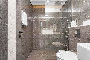 Shower, hair dryer, towels, shampoo - Luxury 1BR with Private Pool & Balcony (Arjan)