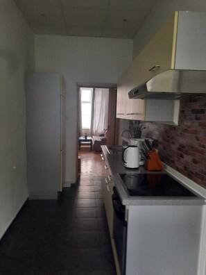 Lägenhet Basic | Eget kök | Minikylskåp, mikrovågsugn, ugn och spishäll