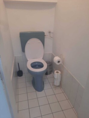 Departamento básico | Baño | Tina con regadera, amenidades de baño gratuitas, secadora de cabello 