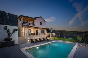 A modern house with a swimming pool, outdoor seating, and a well-maintained garden. - Villa Aurana Zadarvillas (Pakostane)