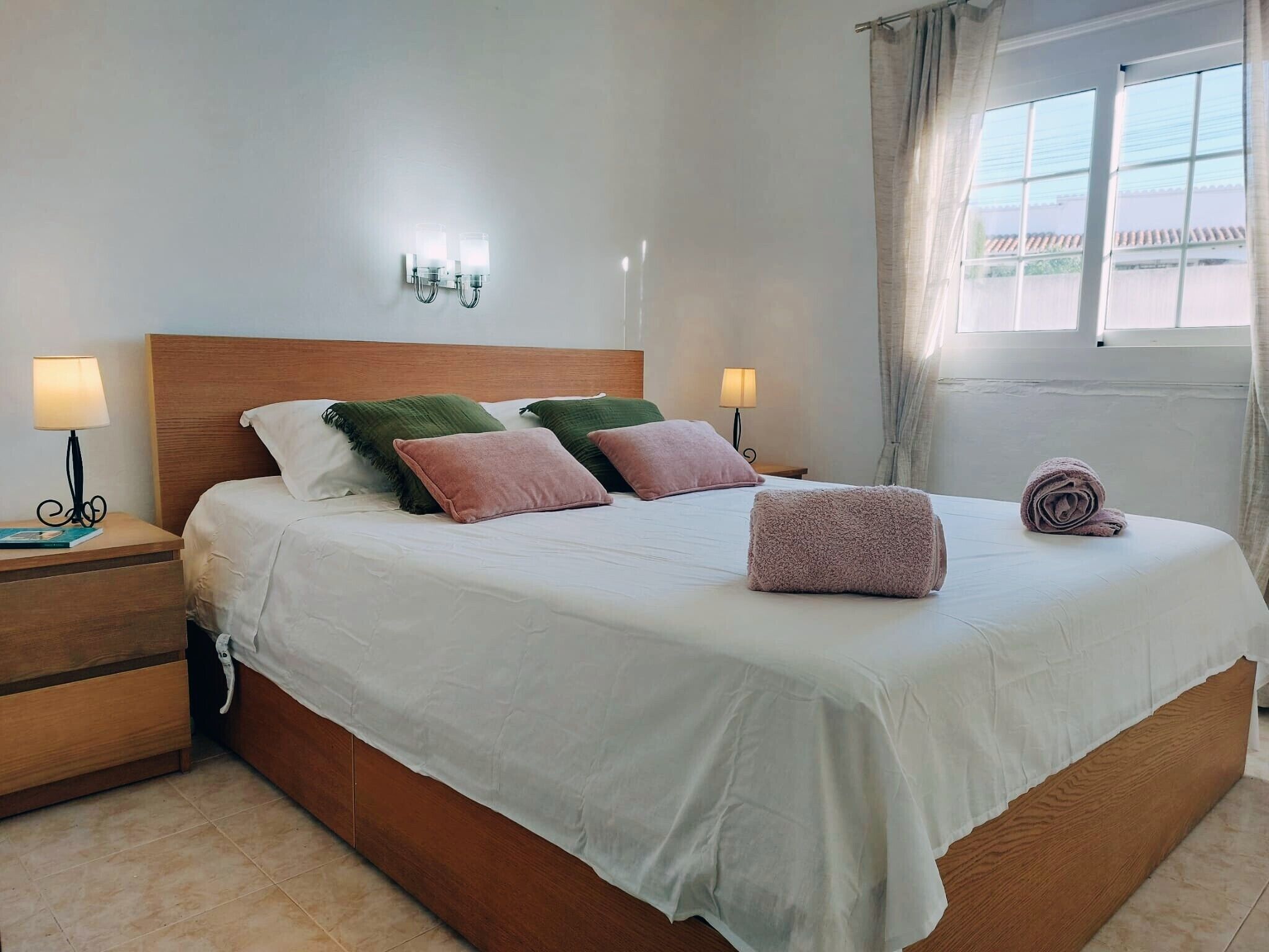 Tabla de planchar con plancha, wifi y ropa de cama 