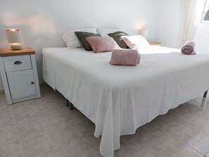 Tabla de planchar con plancha, wifi y ropa de cama 