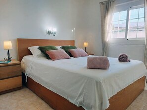 Een strijkplank/strijkijzer, wifi, beddengoed