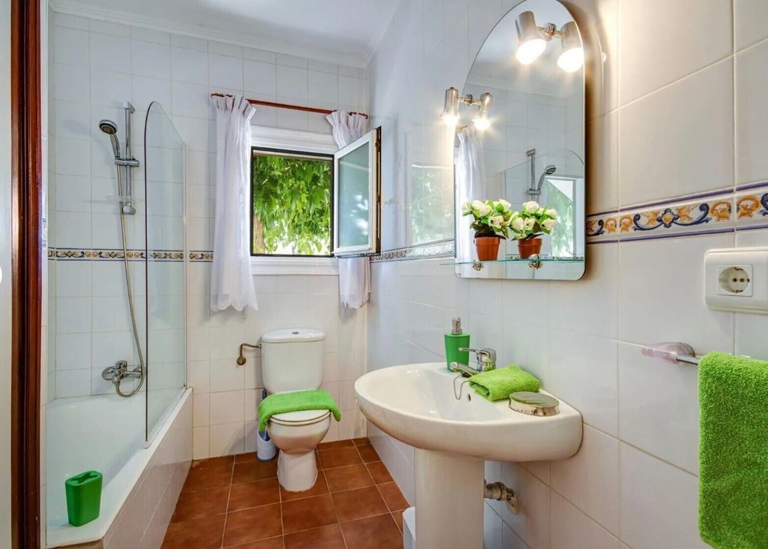 Regadera, secadora de cabello, toallas 