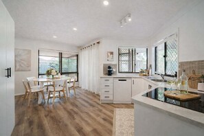 Een koelkast, een microgolfoven, een oven, een kookplaat