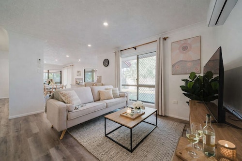 Serene Stafford Retreat w Pool & Alfresco, Sleeps 7