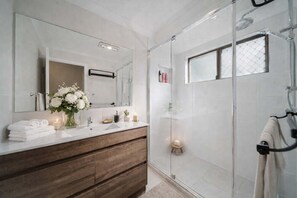 Een douche, een haardroger, handdoeken