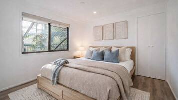 4 bedrooms, desk, iron/ironing board, WiFi