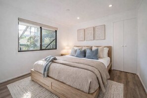 4 slaapkamers, een bureau, een strijkplank/strijkijzer, wifi