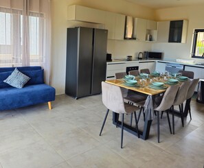 Dining - Charming 3-bedroom villa in peaceful Albion with pool, Villa Serenity (Albion)