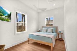 3 bedrooms, free WiFi, bed sheets - Beachside on B  - Updated cottage just steps to beach (St. Augustine Beach)