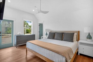 3 bedrooms, free WiFi, bed sheets - Beachside on B  - Updated cottage just steps to beach (St. Augustine Beach)