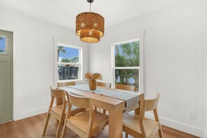 Dining - Beachside on B - Updated cottage just steps to beach (St. Augustine Beach)