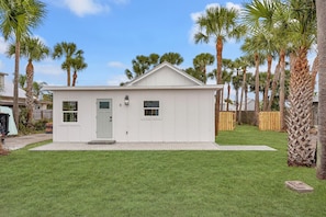 Exterior - Beachside on B - Updated cottage just steps to beach (St. Augustine Beach)