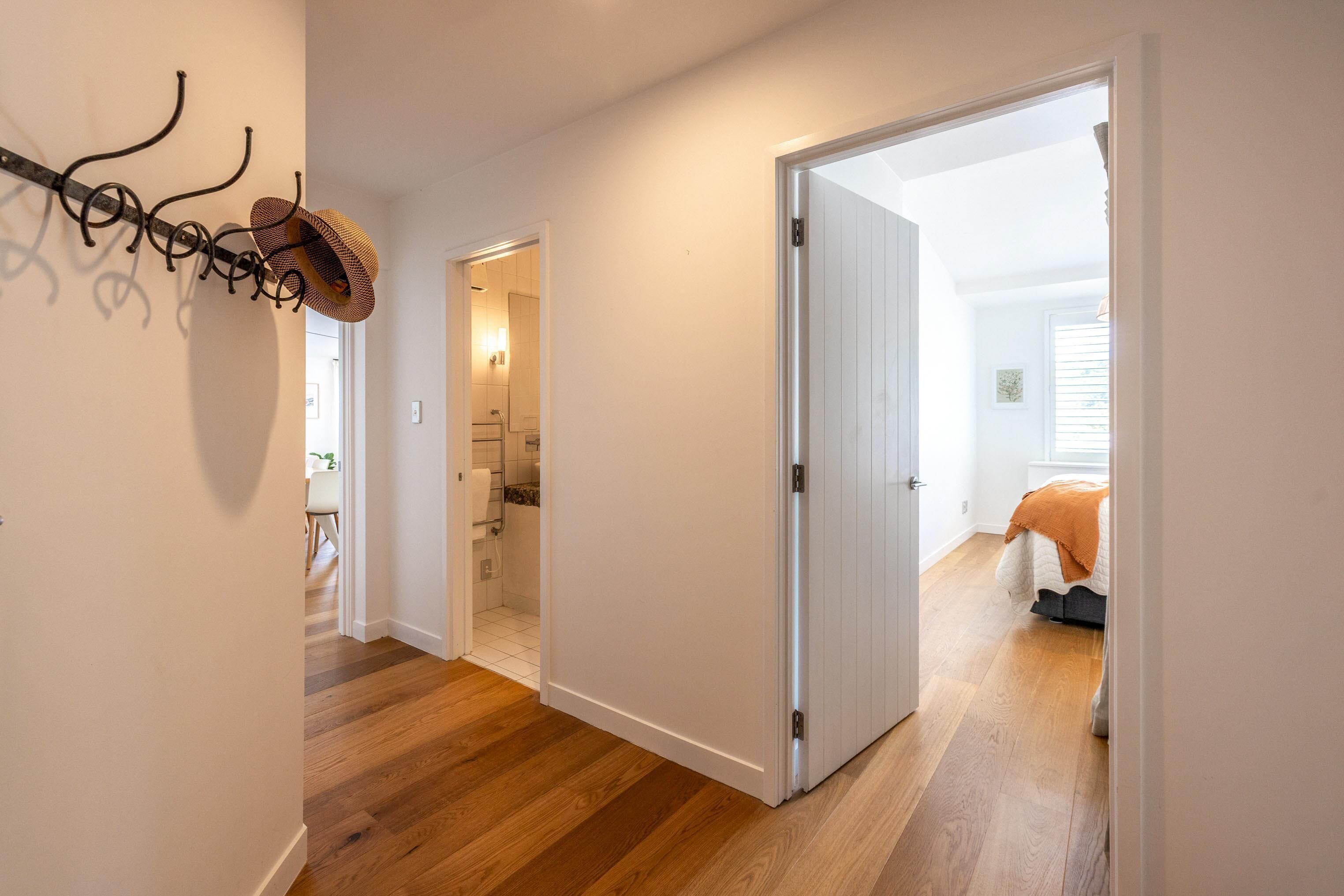 3 habitaciones, tabla de planchar con plancha y ropa de cama 