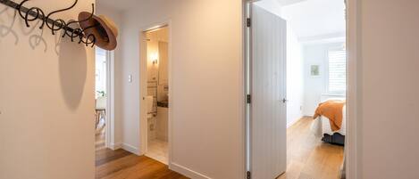 3 habitaciones, tabla de planchar con plancha y ropa de cama