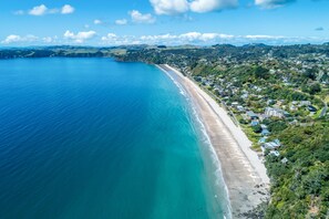 Beach - The Residence on the Beach at The Sands (8) - Set just moments from Onetangi Beach, The Residence On The Beach is a spacious three-bedroom apartment in the premium Sands complex, with elevated sea views, open-plan living, and an easy walk to the sand (Waiheke Island)