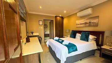 Deluxe Double Room | Laptop workspace, free WiFi