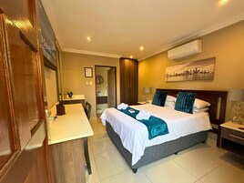 Deluxe Double Room | Laptop workspace, free WiFi