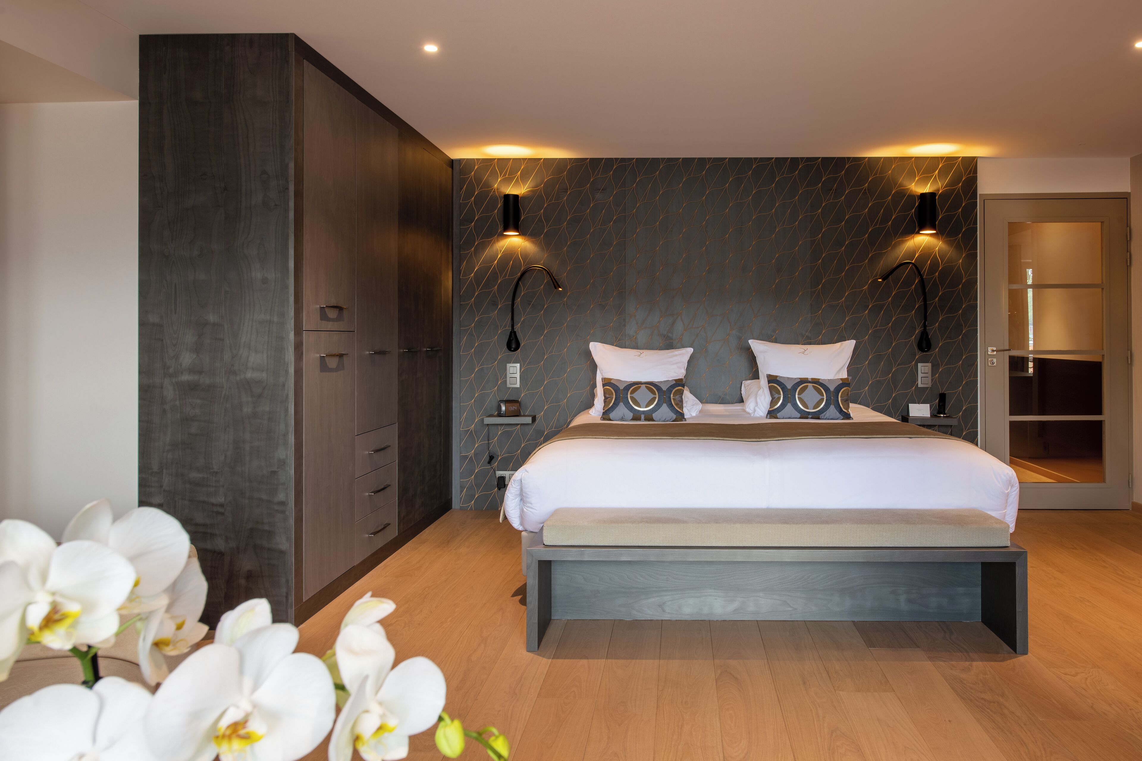 Junior tweepersoonskamer, balkon, uitzicht op meer | Een kluis op de kamer, geluiddichte muren, een strijkplank/strijkijzer