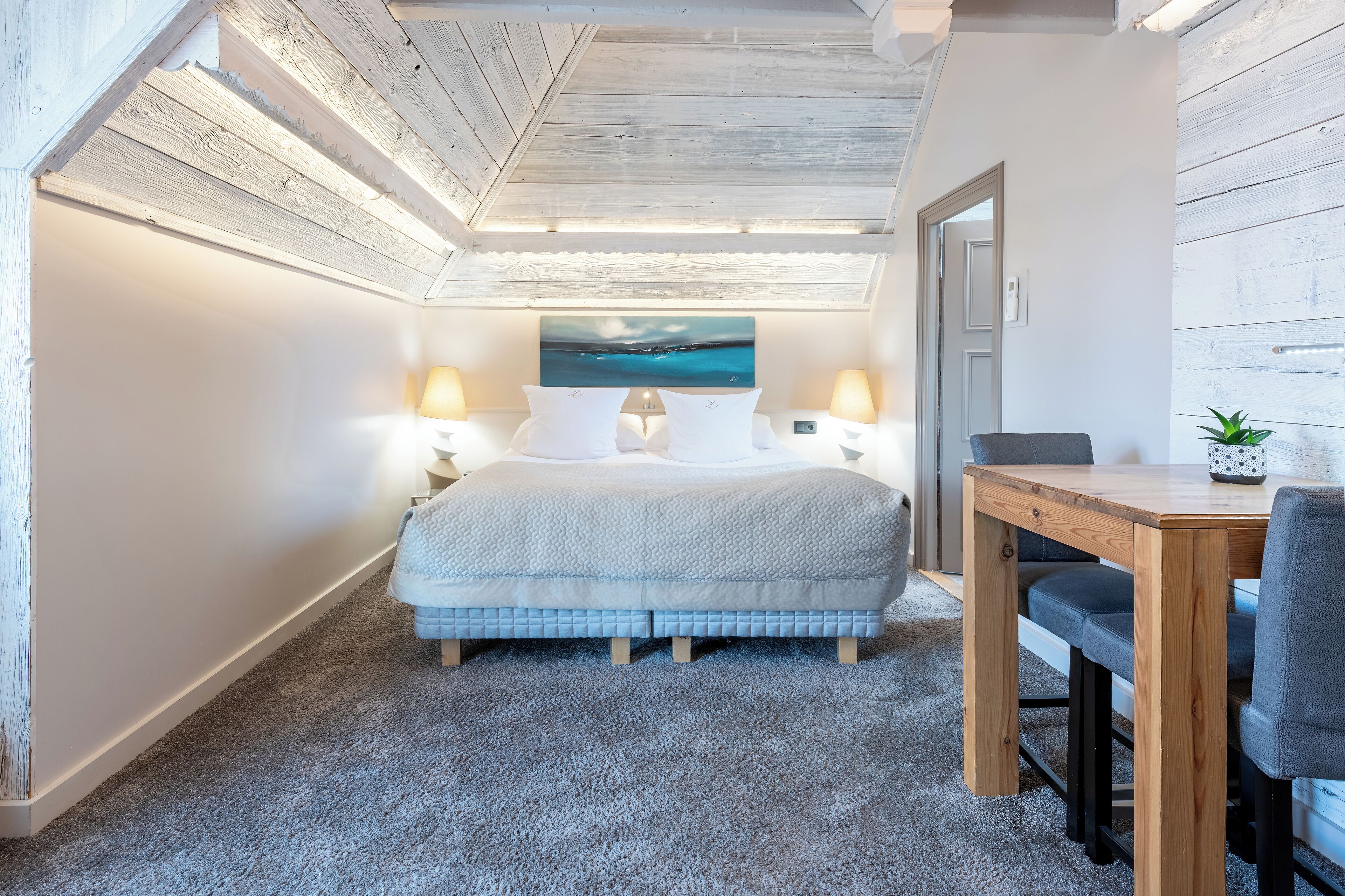 Familie studio suite, balkon, uitzicht op meer | Een kluis op de kamer, geluiddichte muren, een strijkplank/strijkijzer