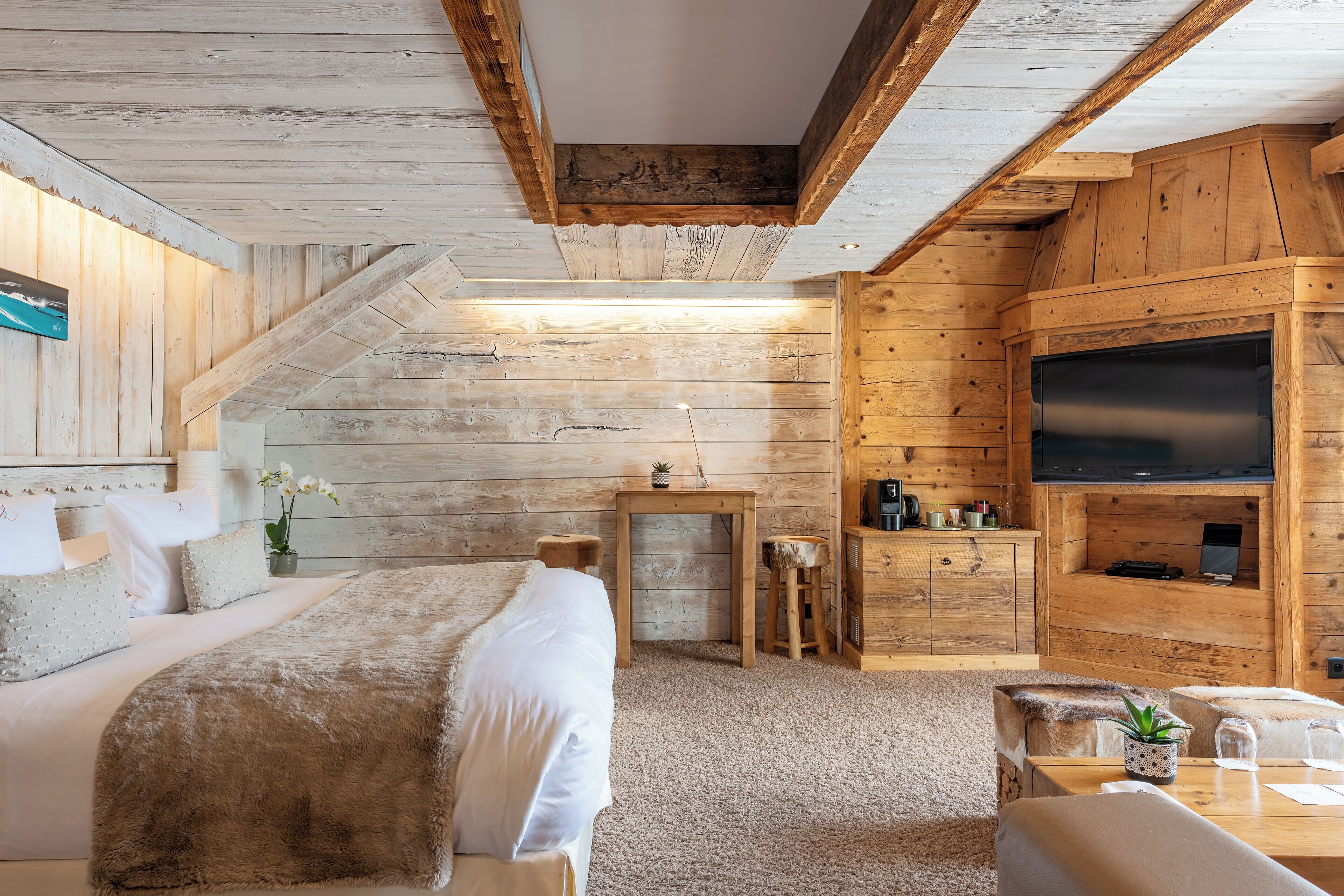 Junior studio, balkon, uitzicht op meer | Een kluis op de kamer, geluiddichte muren, een strijkplank/strijkijzer