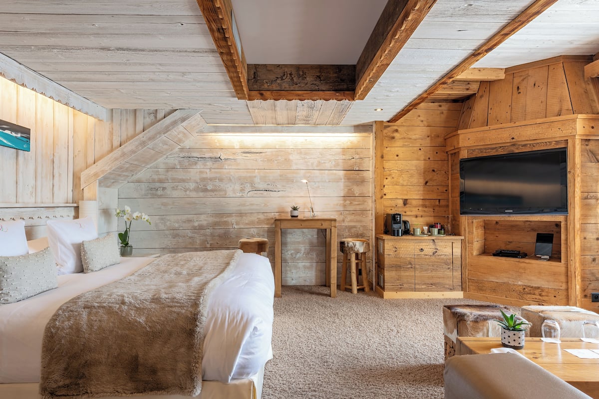 Junior studio, balkon, uitzicht op meer | Een kluis op de kamer, geluiddichte muren, een strijkplank/strijkijzer