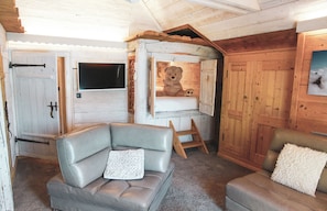 Familie studio suite, balkon, uitzicht op meer | Interieur