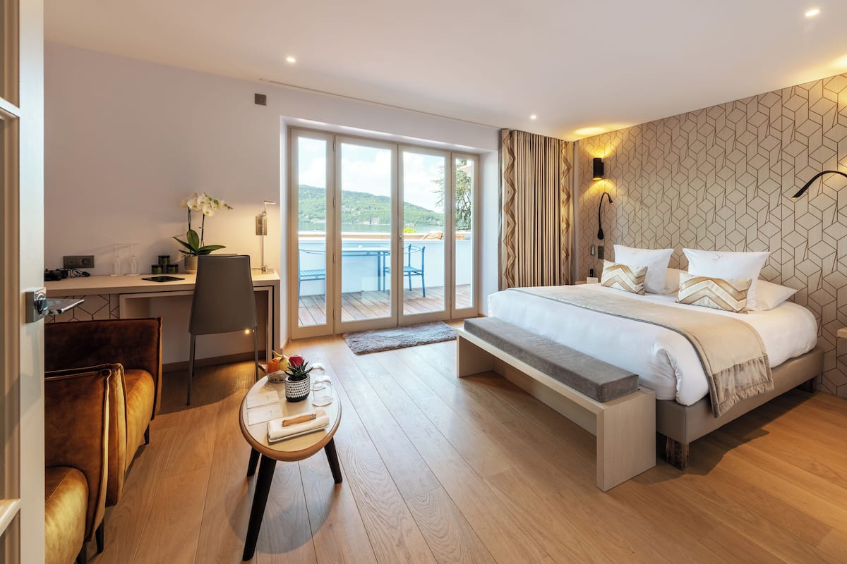 Superior tweepersoonskamer, balkon, uitzicht op meer | Een kluis op de kamer, geluiddichte muren, een strijkplank/strijkijzer