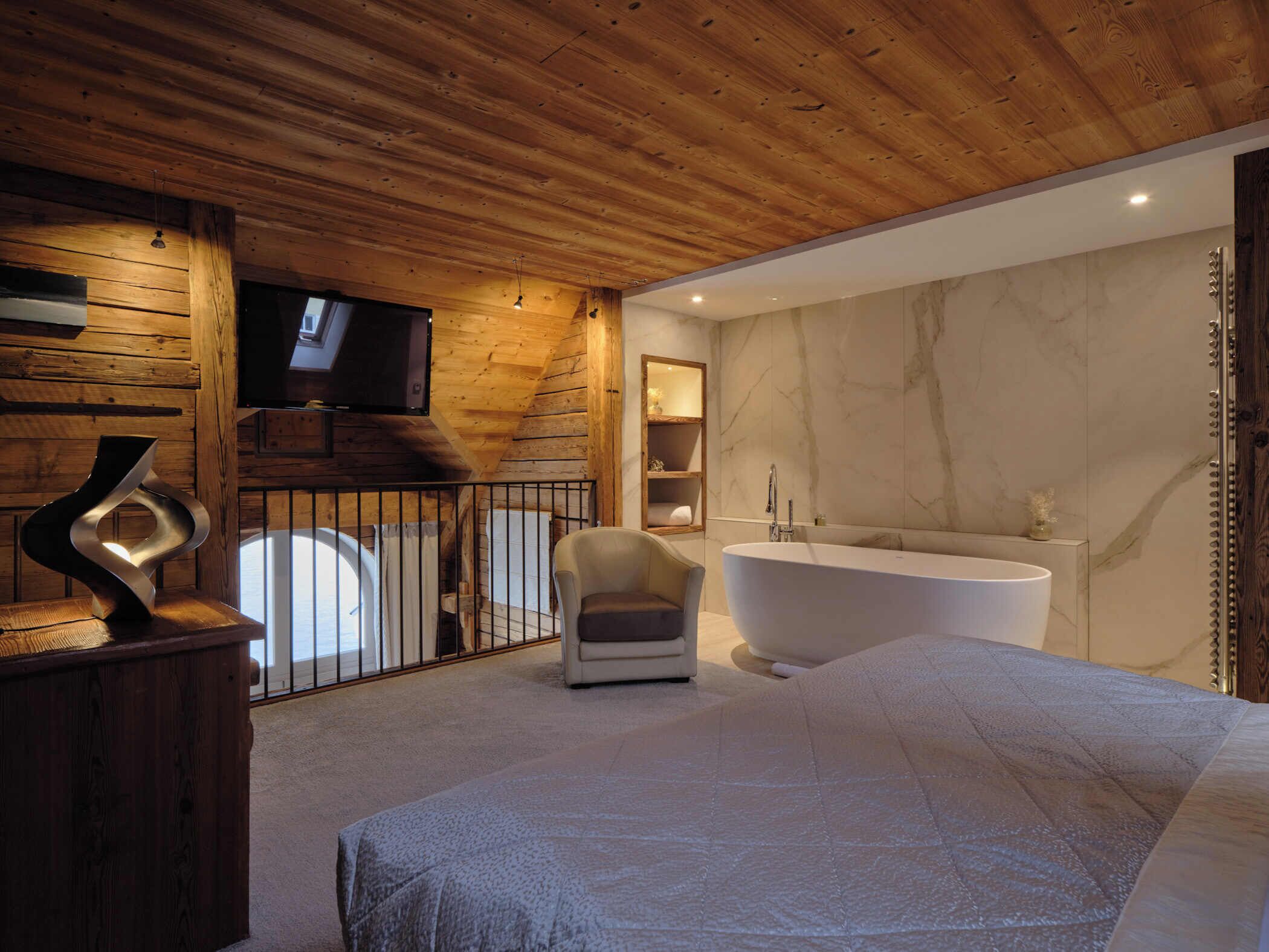 Luxe suite, balkon, uitzicht op meer | Een kluis op de kamer, geluiddichte muren, een strijkplank/strijkijzer