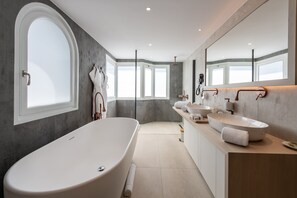Habitación doble junior, balcón, vista al lago | Baño | Secadora de cabello, pantuflas, toallas, jabón 