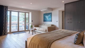 Junior tweepersoonskamer, balkon, uitzicht op meer | Een kluis op de kamer, geluiddichte muren, een strijkplank/strijkijzer