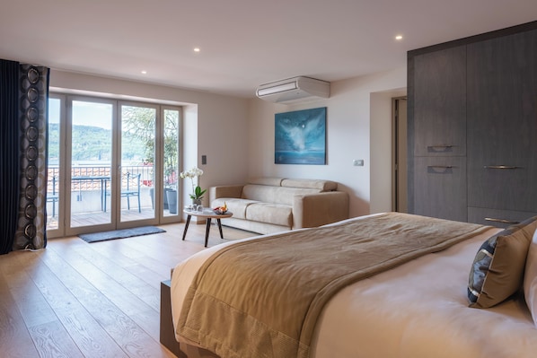 Junior tweepersoonskamer, balkon, uitzicht op meer | Een kluis op de kamer, geluiddichte muren, een strijkplank/strijkijzer