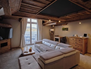 Suite de lujo, balcón, vista al lago | Área de sala de estar