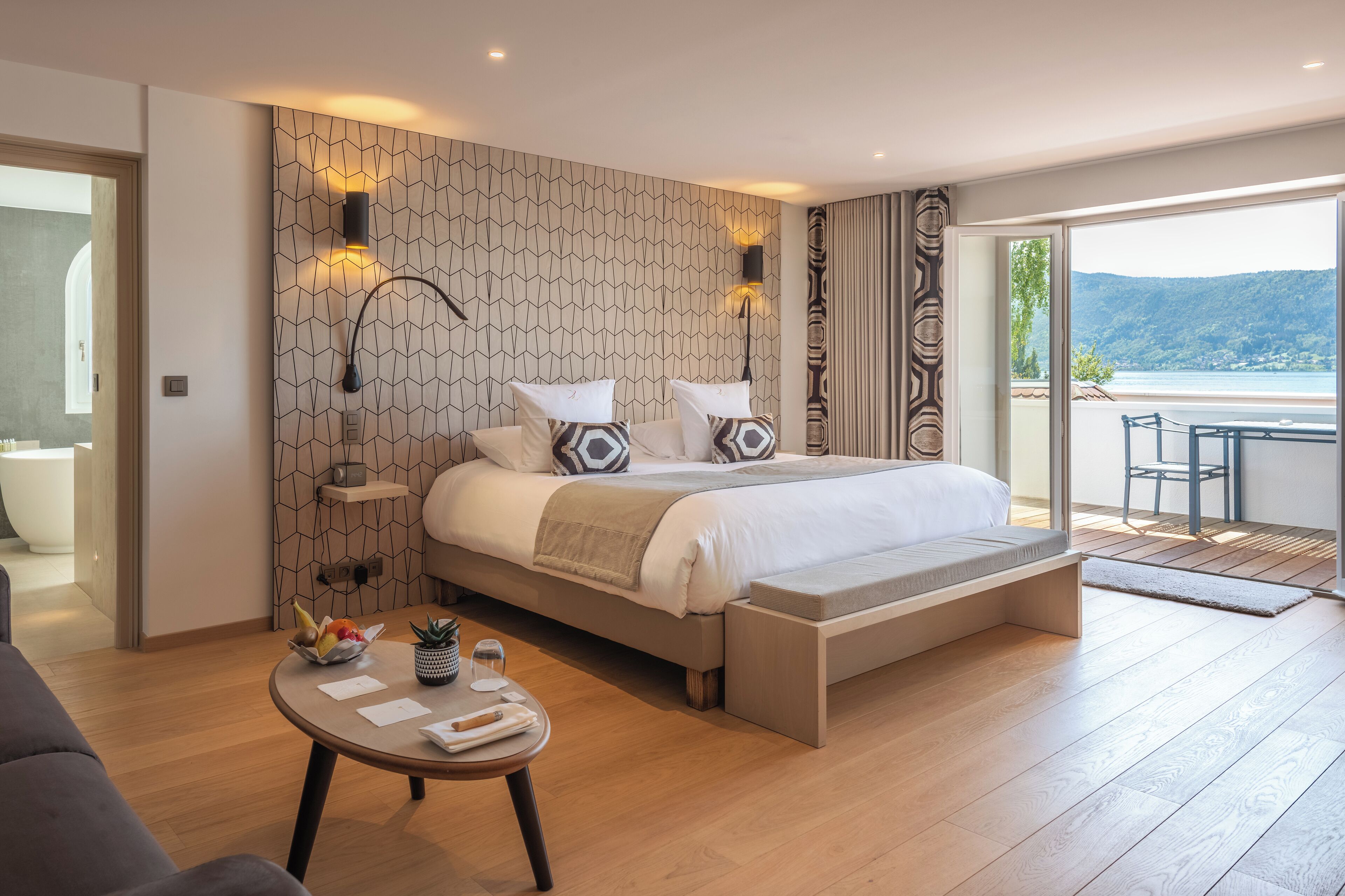 Junior tweepersoonskamer, balkon, uitzicht op meer | Een kluis op de kamer, geluiddichte muren, een strijkplank/strijkijzer