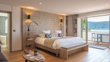 Junior tweepersoonskamer, balkon, uitzicht op meer | Een kluis op de kamer, geluiddichte muren, een strijkplank/strijkijzer