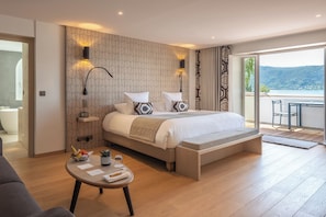 Junior tweepersoonskamer, balkon, uitzicht op meer | Een kluis op de kamer, geluiddichte muren, een strijkplank/strijkijzer