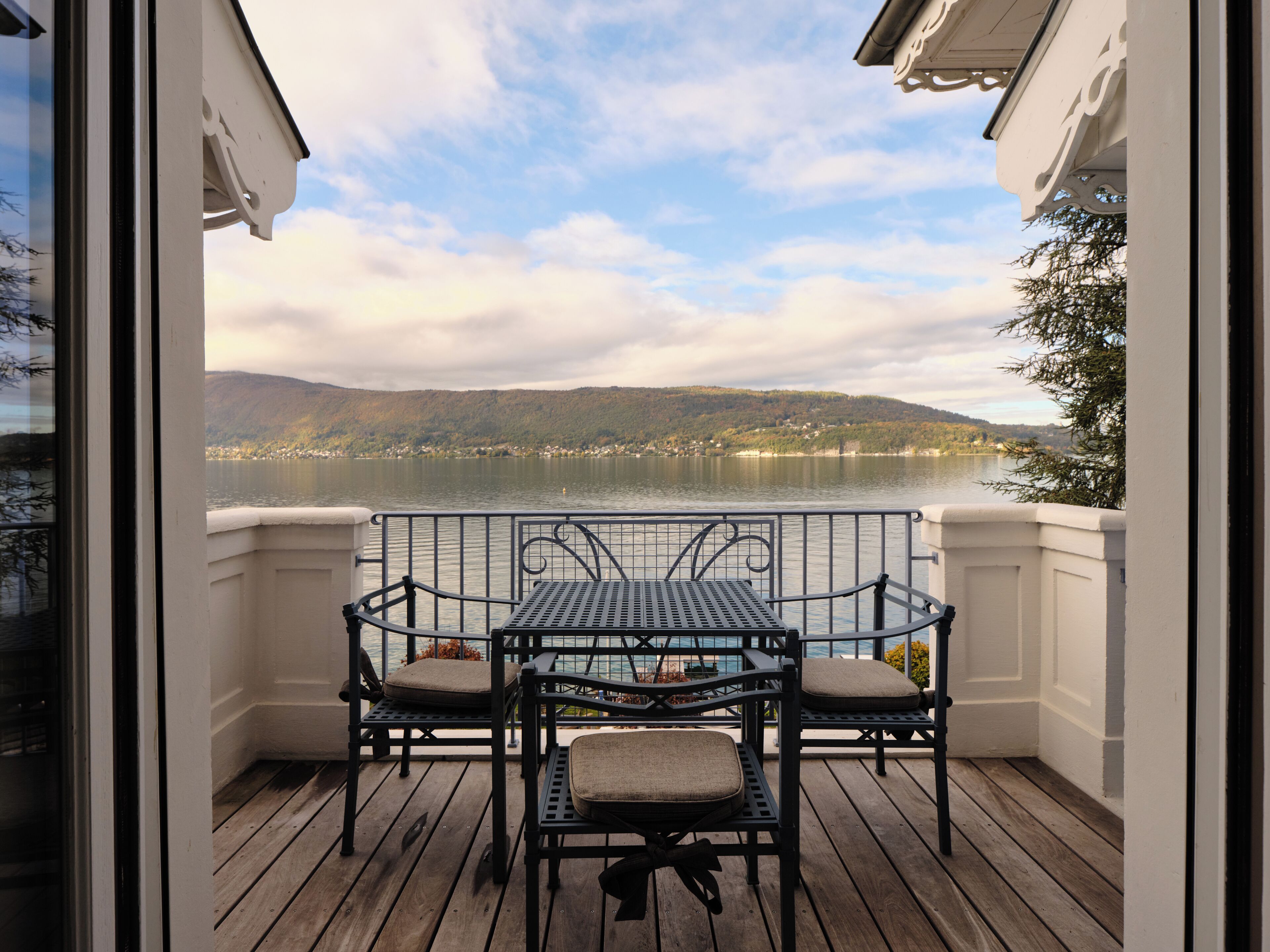 Luxe suite, balkon, uitzicht op meer | Buiten dineren