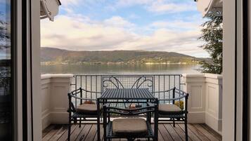 Luxe suite, balkon, uitzicht op meer | Buiten dineren