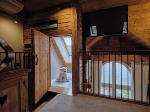 Luxury Suite, Balcony, Lake View | Interior