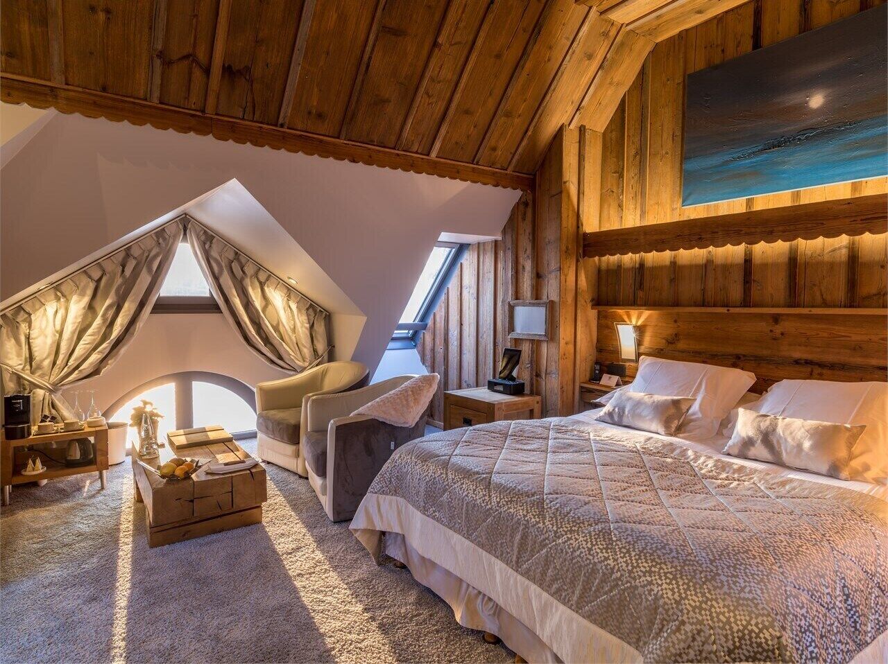 Superior tweepersoonskamer, balkon, uitzicht op meer | Een kluis op de kamer, geluiddichte muren, een strijkplank/strijkijzer