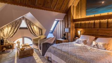 Superior tweepersoonskamer, balkon, uitzicht op meer | Een kluis op de kamer, geluiddichte muren, een strijkplank/strijkijzer