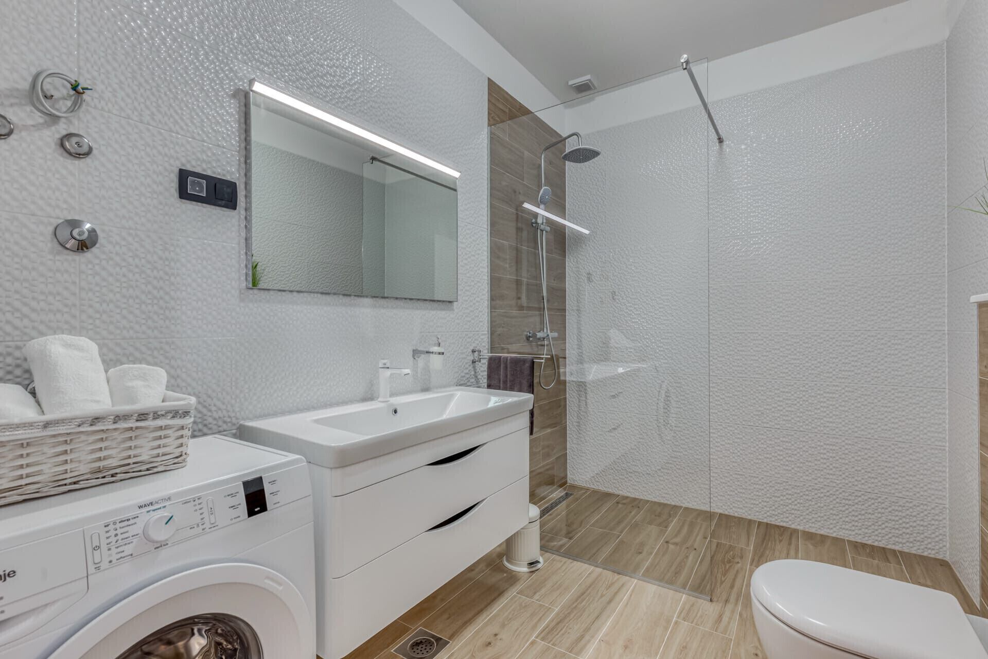 Ducha, secador de pelo y toallas