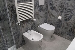 Douche, sèche-cheveux, bidet, serviettes fournies