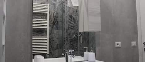 Douche, sĂšche-cheveux, bidet, serviettes fournies