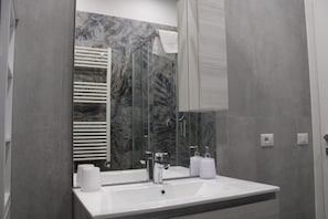 Een douche, een haardroger, een bidet, handdoeken
