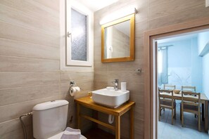 Shower, hair dryer, towels - Cozy Corner in Petralona (Athina)