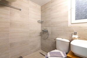 Shower, hair dryer, towels - Cozy Corner in Petralona (Athina)