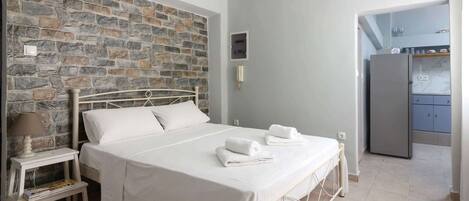 Silitysrauta/-lauta, Wi-Fi, vuodevaatteet