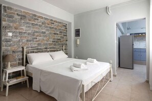 Tabla de planchar con plancha, wifi y ropa de cama 